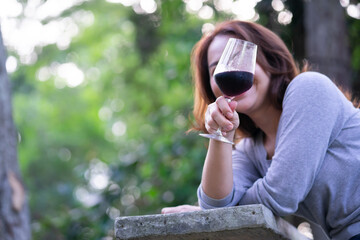 Naklejka premium Close-up of a woman with a glass of wine.
