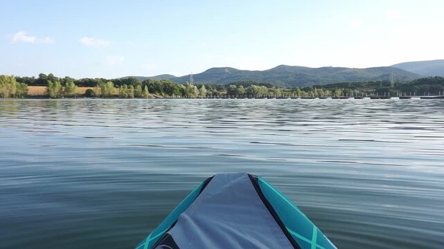 Aguas en calma en d&iacute;a de verano en el pantano de Ullibarri-Gamboa de la provincia de Alava, Pa&iacute;s Vasco, Espa&ntilde;a