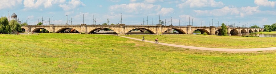 Panorama des Elbtals mit Marienbr&uuml;cke in Dresden