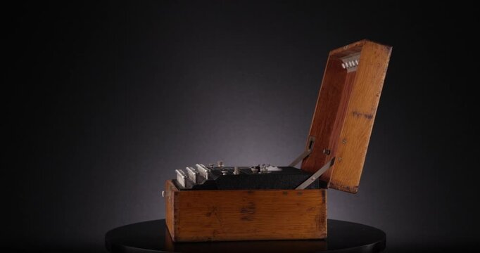 360 Grad Rotation einer alten historischen Enigma Schreibmaschine zur Decodierung und versenden von verschl&uuml;sselten Nachrichten zu Zeiten des zweiten Weltkriegs vor schwarzem Hintergrund