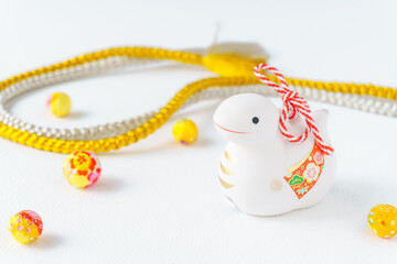 巳年の年賀状素材｜巳年の土鈴と正月飾り