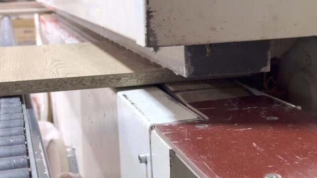 Video 4k de detalle procesos de pegado de canto a piezas de melamina 