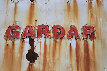 Aufnahme von einem Schiffswrack auf Island an einem Strand in der nähe der Ringstraße	
