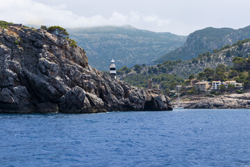Latarnia morska na skałach w Port de Sóller. Majorka © Artur Łuczka