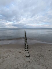 Wellenbrecher am Ostseestrand 