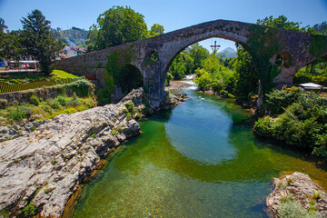 Fototapeta premium Beautiful mountain river and ancient bridge in Olla de San Vicente , Spain