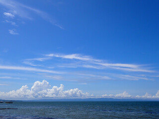 Obraz premium 夏の海水平線と青い夏空に浮かぶ白い雲