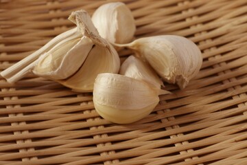 ざるにのったニンニク