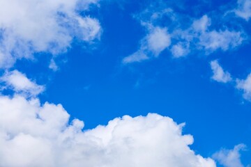 夏の青空と入道雲のイメージ