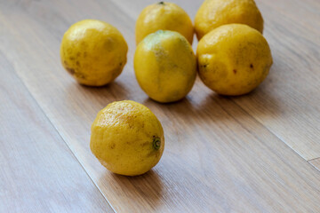 木製のテーブルに置かれた黄色いレモン