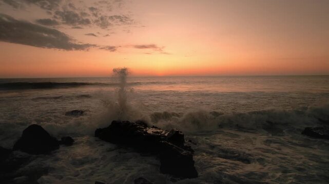 Video 4K magnifico video de vuelo de dron al ras del mar al ocaso desde la playa mar adentro con olas agua y espuma