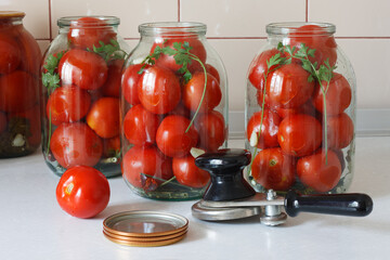 Home canning tomatoes for winter