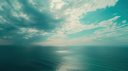 Obraz premium Inspiring seascape with dramatic clouds and turquoise ocean reflecting sunlight