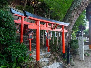 鮮やかな鳥居が建つ稲荷神社