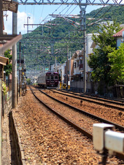 住宅地を走る能勢電鉄の車両