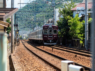 Naklejka premium 住宅地を走る能勢電鉄の車両