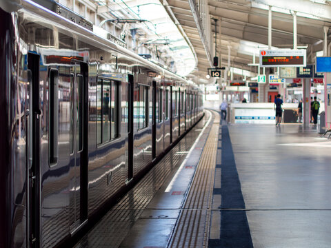 電車が止まる駅のホーム