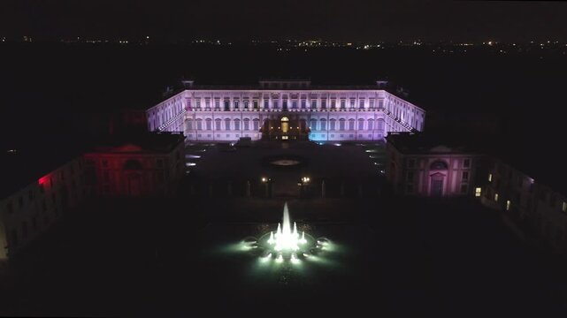 Movimento di avvicinamento con drone alla Villa reale di Monza ripresa di notte.
Drone movement approaching the Royal Villa of Monza taken at night.