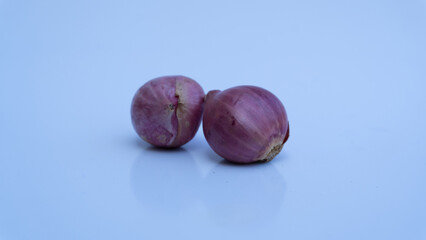 Fresh Shallots in Focus: Detailed View of Whole Shallots on a White Surface