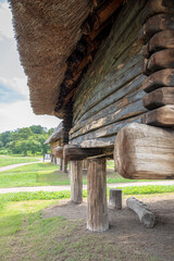 青森県三内丸山遺跡にある縄文時代の居住環境を再現した掘立柱建物