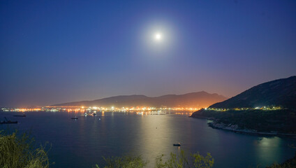 Fototapeta premium moon over the bay