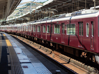 Fototapeta premium 川西能勢口駅に停車する梅田行きの阪急電車