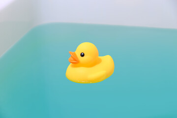 湯船に浮かぶ黄色いアヒルの玩具