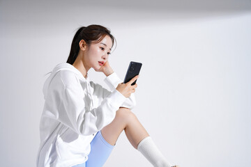 Fototapeta premium スポーティなファッションをした若い女性のスタイリッシュなポートレート