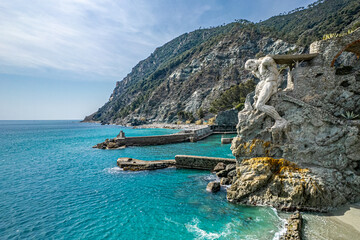 Giant Neptune Statue Overlooking the Ligurian Sea © Rocket
