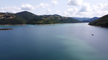 Obraz premium A beautiful picture of a clean lake.