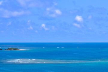 沖縄の青い海と沖の小さな島
