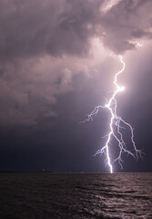 Blitzeinschlag in den Chiemsee in Bayern bei Unwetter