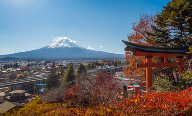 Mount Fuji, the iconic symbol of Japan, during the season of autumn foliage, a period of exceptional beauty.