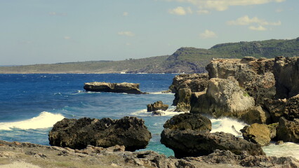 wilde malerische K&uuml;ste in Timor am s&uuml;dlichsten Punkt von Indonesien mit gro&szlig;en Felsen und wei&szlig;en Wellen
