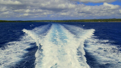 mit der Expressfähre und schönen Wellen von Kupang  zur Insel Rote Barat in Westtimor in Indonesien