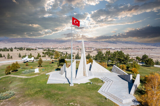 Zafertepe Monument in National Park to commemorate the War of Independence. in this area every year August 30 Victory Day ceremonies are held. Afyon - K&uuml;tahya