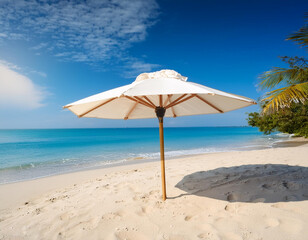 Fototapeta premium ビーチパラソルのあるビーチ