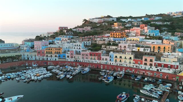 Il porto dell'Isola di Ponza, all'alba di serena mattina di agosto. Italia, Mediterraneo. 
Vista Aerea del porto e del borgo marinaro di Ponza, meta turistica mondana, famosa per la sua costa