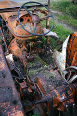 épave d'un tracteur agricole vintage