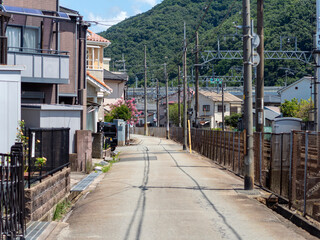 住宅密集地と線路の風景