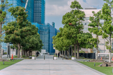 無人の公園の遊歩道