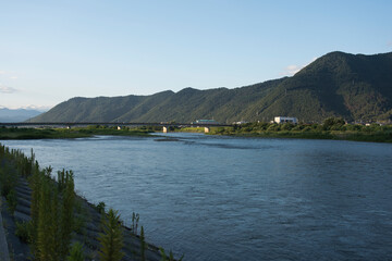 Fototapeta premium Large rivers and mountains (Chikuma River, Nagano Prefecture)
