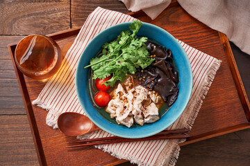 春雨の麺に豚肉とキクラゲなどをトッピングした麻辣湯