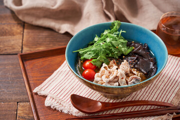 春雨の麺に豚肉とキクラゲなどをトッピングした麻辣湯