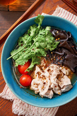 春雨の麺に豚肉とキクラゲなどをトッピングした麻辣湯