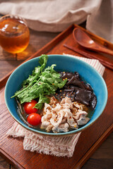 春雨の麺に豚肉とキクラゲなどをトッピングした麻辣湯