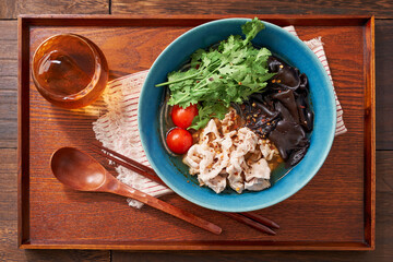 春雨の麺に豚肉とキクラゲなどをトッピングした麻辣湯