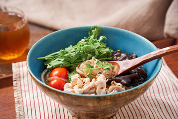 春雨の麺に豚肉とキクラゲなどをトッピングした麻辣湯