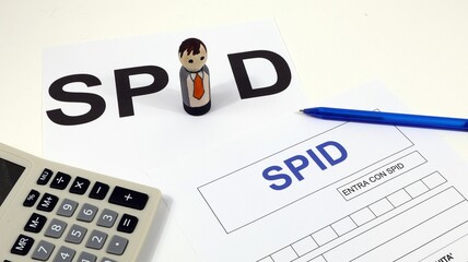 SPID online con modulo di iscrizione in italiano, sulla scrivania primo piano scritto con modello in legno di un uomo.