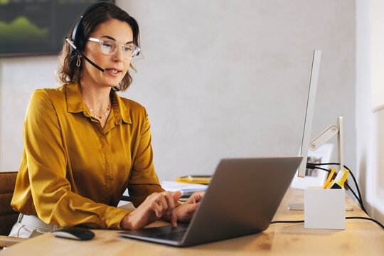 Phone call operator providing travel consulting services and virtual assistance